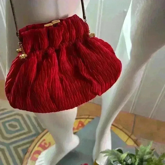 VINTAGE designer Carolyne Barton satin ribbed gold clasp/chain evening purse. - Picture 3 of 6